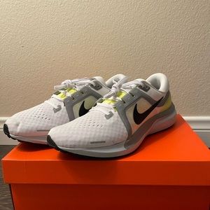 Nike Air Zoom Vomero 16 running shoes size 10.
